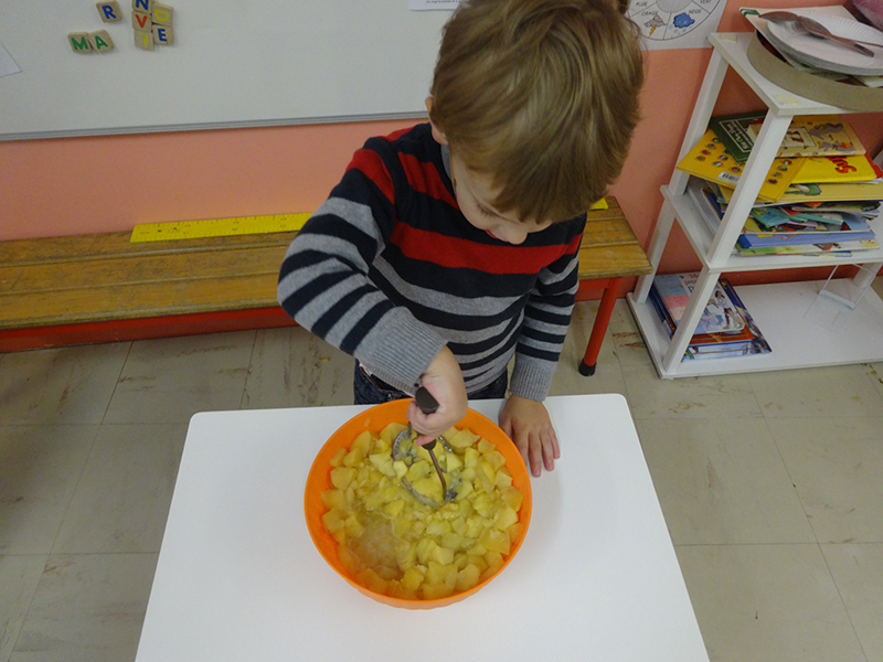 Atelier « compote de pommes » avec les PetitsMoyens ! Ecole